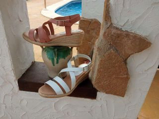 zapatos sobre vasija